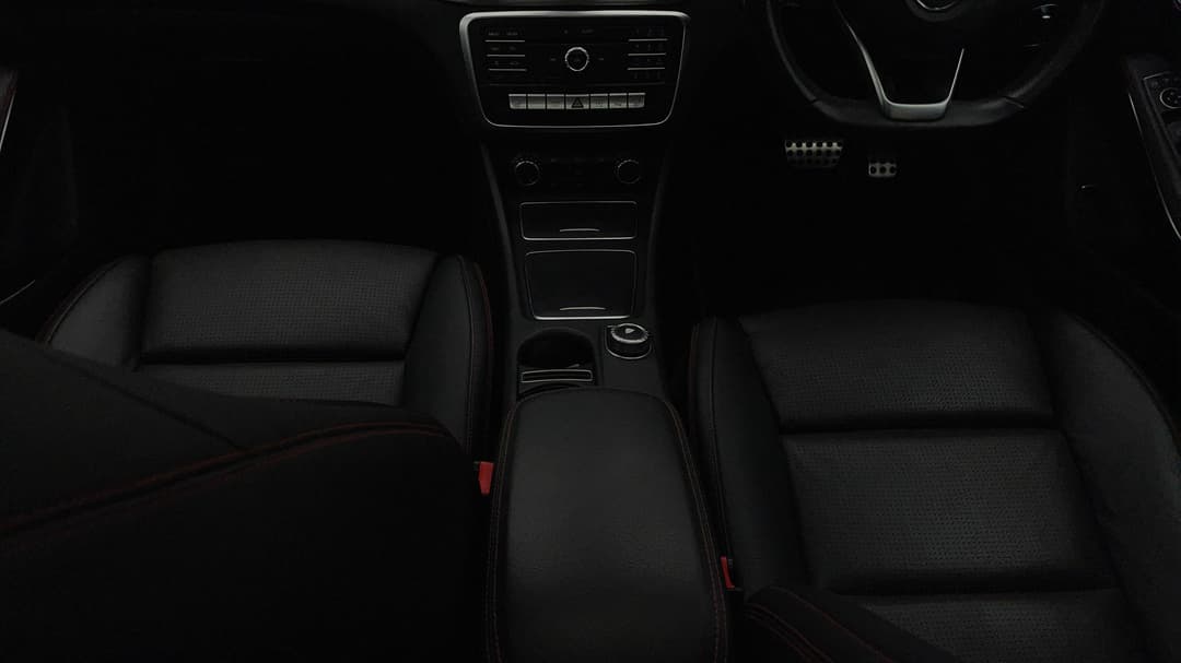 2019 Mercedes-benz GLA 180, Automatic, 64247 km, Center Console