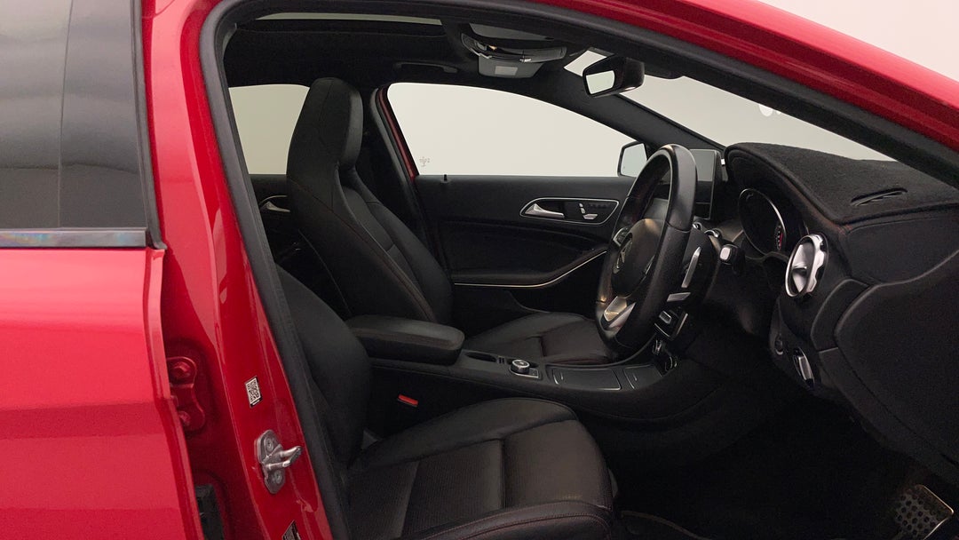 2019 Mercedes-benz GLA 180, Automatic, 64247 km, Right Side Front Door Cabin View