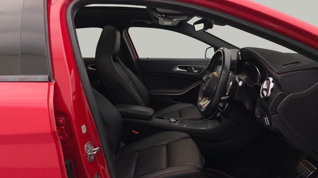 2019 Mercedes-benz GLA 180, Automatic, 64247 km, Right Side Front Door Cabin View