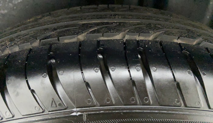 2017 Volkswagen Ameo TRENDLINE 1.2, Petrol, Manual, 40,743 km, Left Rear Tyre Tread