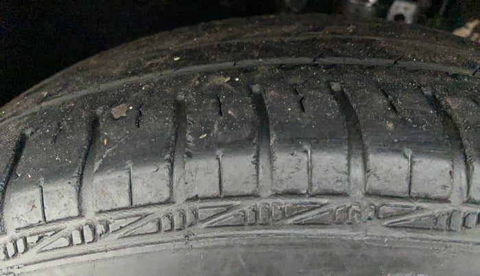 2017 Volkswagen Ameo TRENDLINE 1.2, Petrol, Manual, 40,743 km, Left Front Tyre Tread