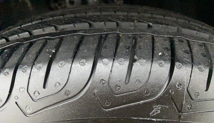 2017 Volkswagen Ameo TRENDLINE 1.2, Petrol, Manual, 40,743 km, Right Front Tyre Tread
