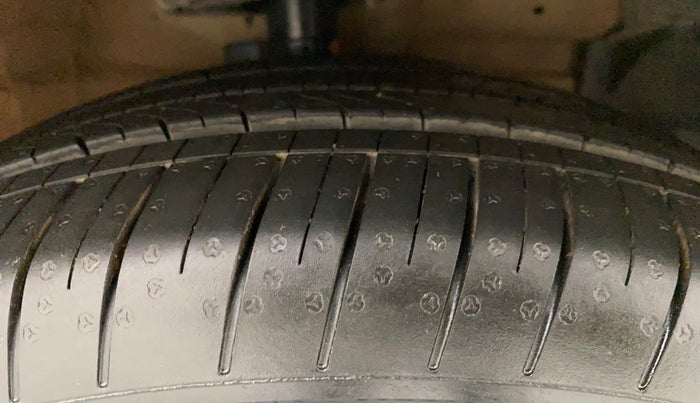 2018 Maruti Ciaz ALPHA DIESEL 1.3, Diesel, Manual, 99,927 km, Right Front Tyre Tread