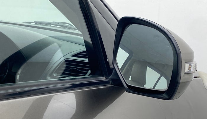 2016 Maruti Swift Dzire ZDI AMT, Diesel, Automatic, 85,948 km, Right rear-view mirror - Minor folding noise