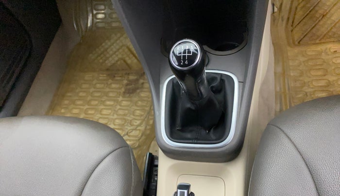 2011 Volkswagen Vento HIGHLINE 1.6 MPI, Petrol, Manual, 58,404 km, Gear Lever