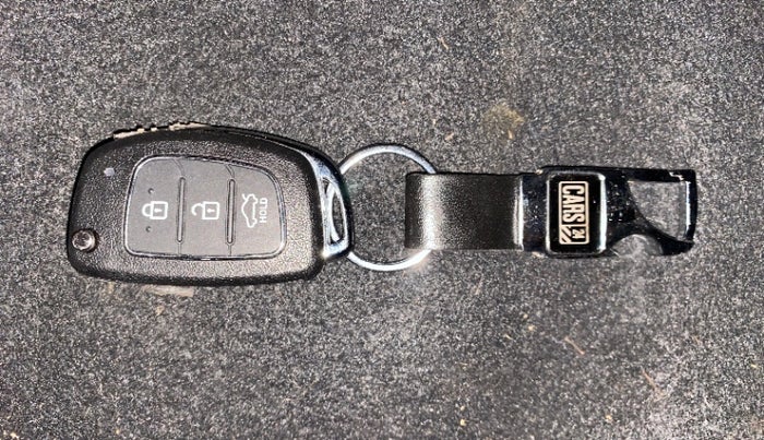 2014 Hyundai Verna FLUIDIC 1.6 CRDI EX, Diesel, Manual, 1,00,258 km, Lock system - Dork lock functional only from remote key