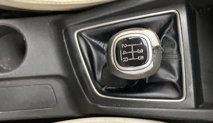 2014 Hyundai Elite i20 SPORTZ 1.2, Petrol, Manual, 1,00,256 km, Gear lever - Knob cover torn