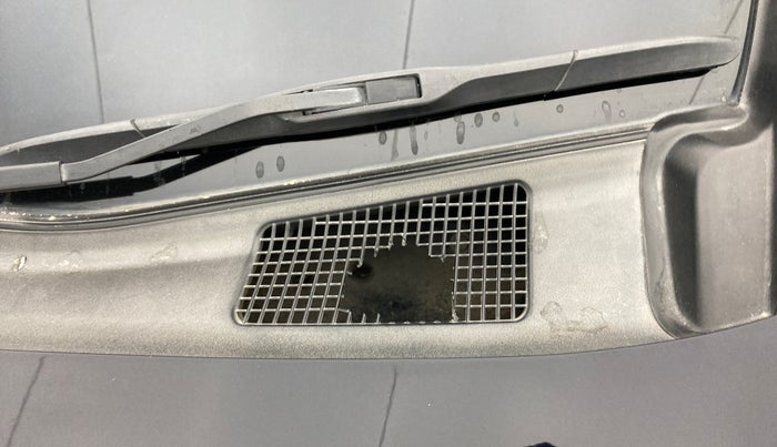 2017 Toyota Innova Crysta 2.8 ZX AT 7 STR, Diesel, Automatic, 1,09,648 km, Bonnet (hood) - Cowl vent panel has minor damage