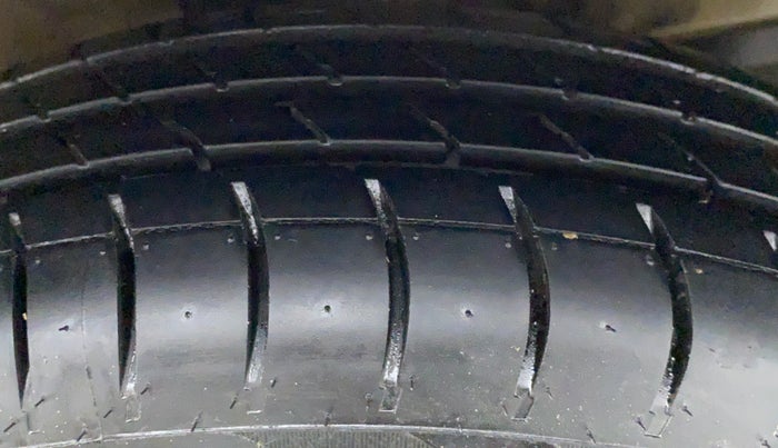 2017 Maruti Swift VXI D, Petrol, Manual, 34,703 km, Right Front Tyre Tread