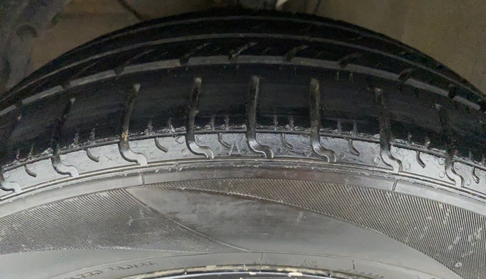 2019 Maruti XL6 ALPHA SHVS  MT, Petrol, Manual, 82,057 km, Left Front Tyre Tread