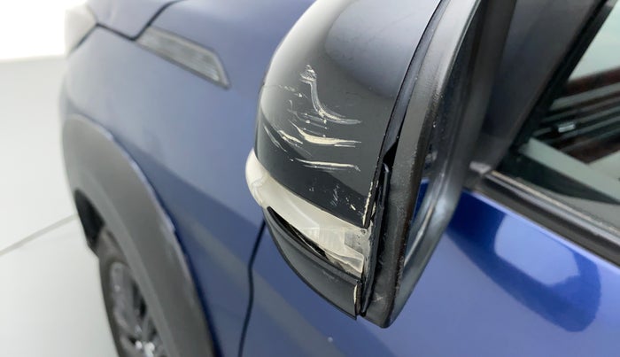 2019 Maruti XL6 ALPHA SHVS  MT, Petrol, Manual, 82,057 km, Left rear-view mirror - Indicator light has minor damage