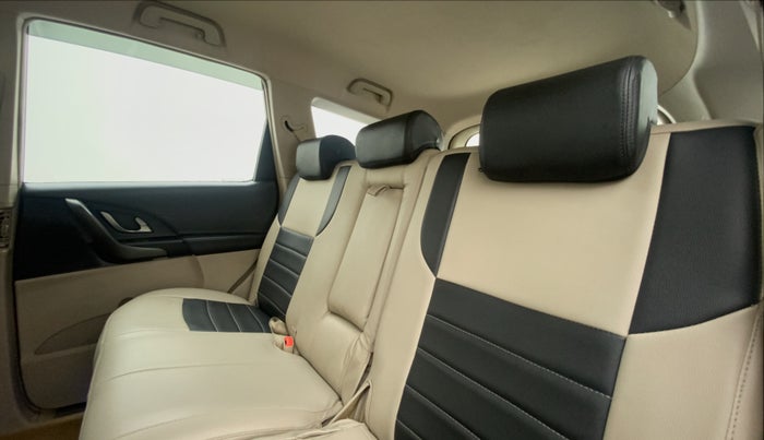 2016 Mahindra XUV500 W6 4X2, Diesel, Manual, 46,515 km, Right Side Rear Door Cabin