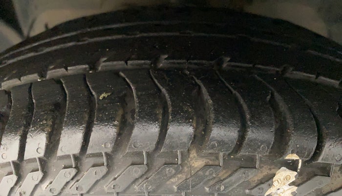 2017 Ford New Figo 1.2 TITANIUM, Petrol, Manual, 26,465 km, Left Front Tyre Tread