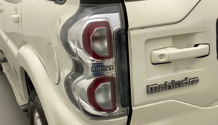 2017 Mahindra Scorpio S4 PLUS 1.99 INTELLI-HYBRID, Diesel, Manual, 83,838 km, Left tail light - Minor damage