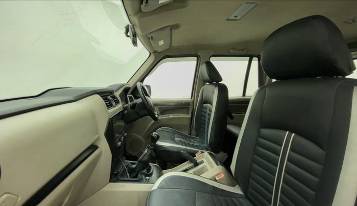 2017 Mahindra Scorpio S4 PLUS 1.99 INTELLI-HYBRID, Diesel, Manual, 84,213 km, Right Side Front Door Cabin