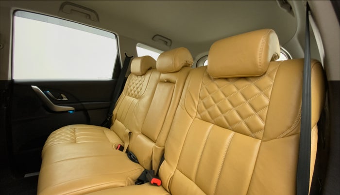 2018 Mahindra XUV500 W7 FWD, Diesel, Manual, 29,409 km, Right Side Rear Door Cabin