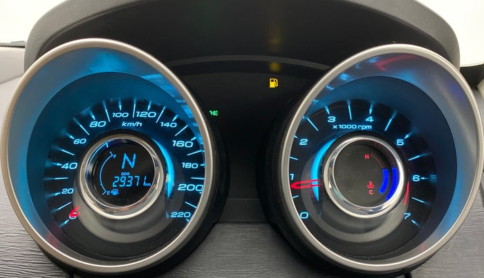 2018 Mahindra XUV500 W7 FWD, Diesel, Manual, 29,409 km, Odometer Image