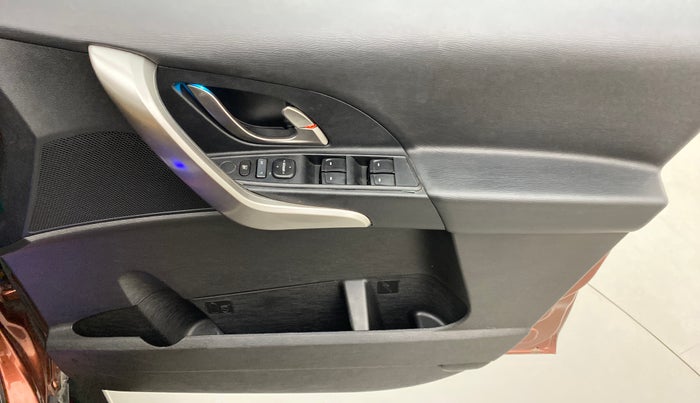 2018 Mahindra XUV500 W7 FWD, Diesel, Manual, 29,409 km, Driver Side Door Panels Control