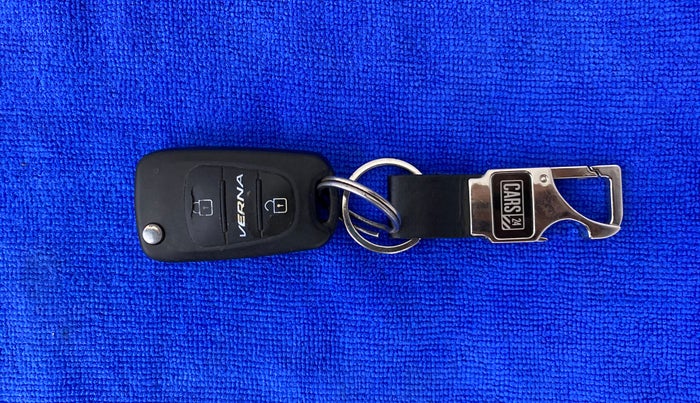 2012 Hyundai Verna FLUIDIC 1.6 SX CRDI, Diesel, Manual, 2,34,287 km, Key Close Up