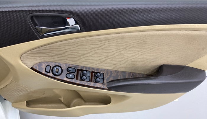 2012 Hyundai Verna FLUIDIC 1.6 SX CRDI, Diesel, Manual, 2,34,287 km, Driver Side Door Panels Control