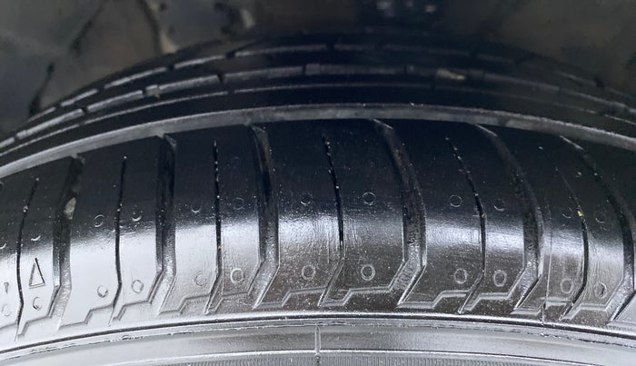 2012 Hyundai Verna FLUIDIC 1.6 SX CRDI, Diesel, Manual, 2,34,287 km, Left Front Tyre Tread