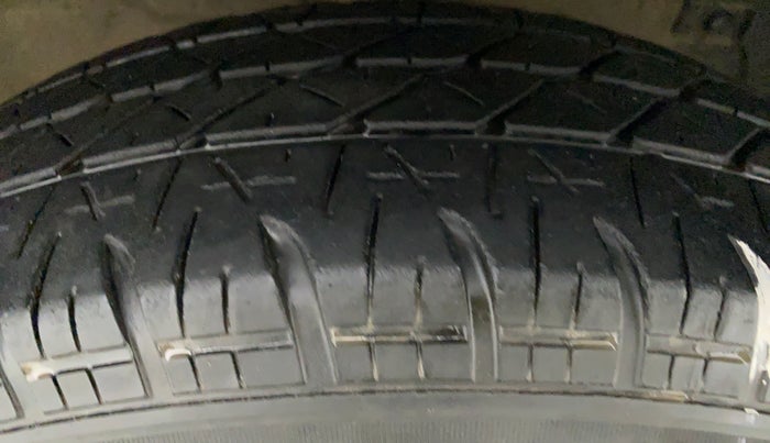 2016 Maruti Swift Dzire LXI OPT, Petrol, Manual, 66,095 km, Right Front Tyre Tread