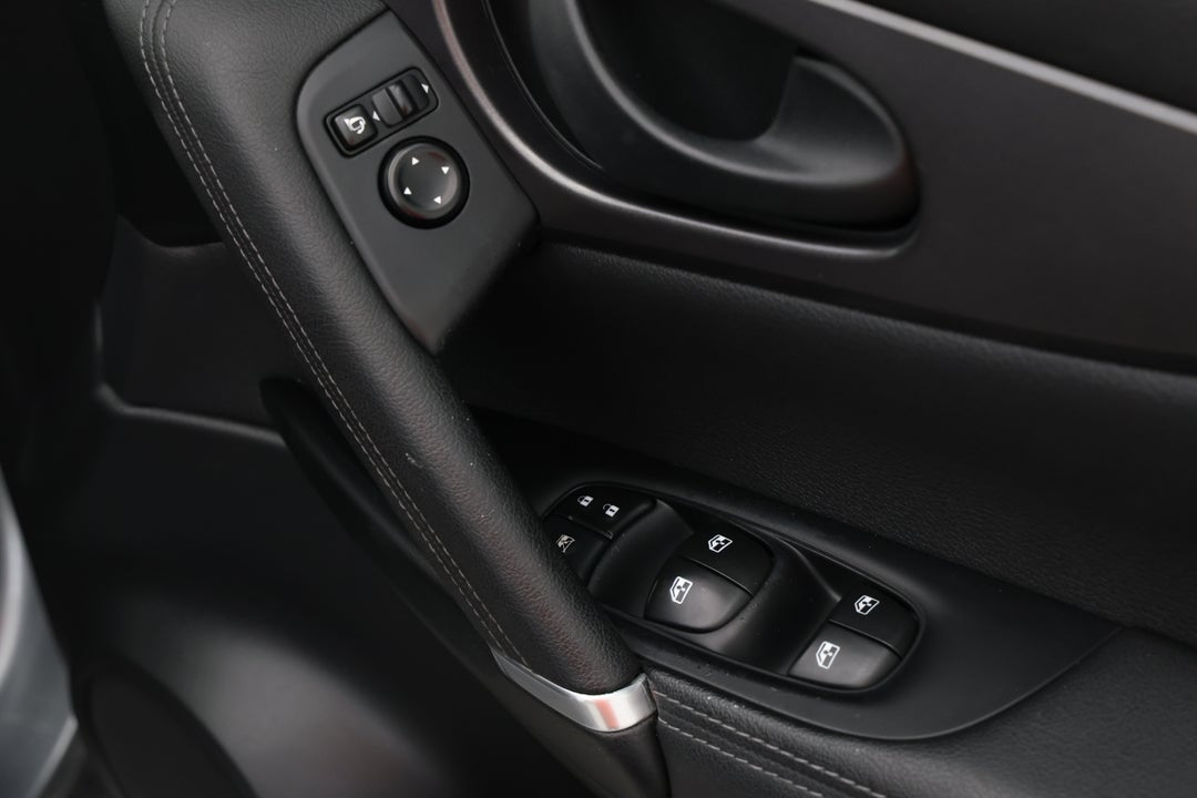 2018 Nissan Qashqai St-l, Automatic, 92838 km, Drivers Side Door Panel Controls