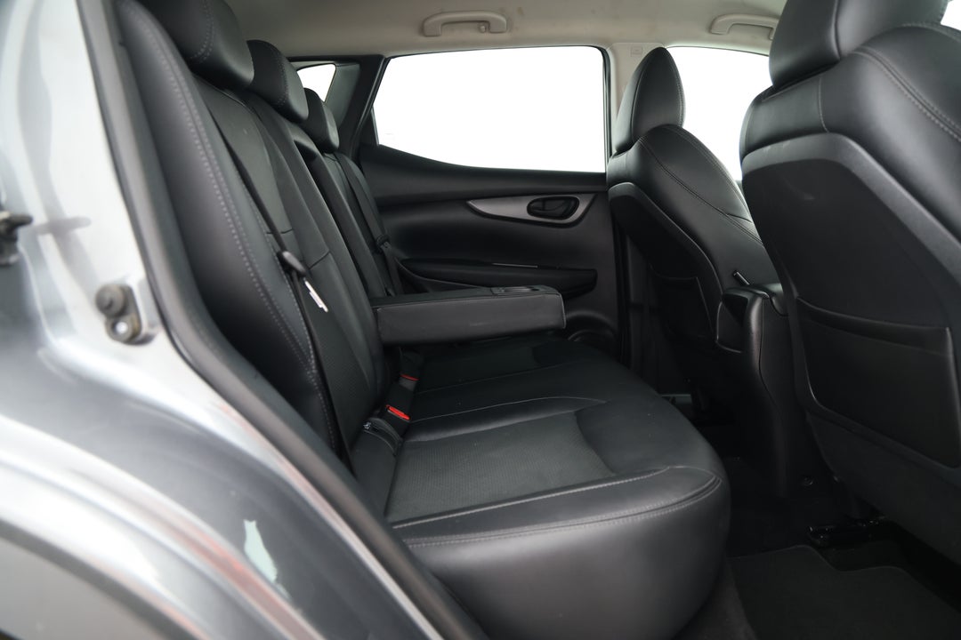 2018 Nissan Qashqai St-l, Automatic, 92838 km, Right Side Rear Door Cabin View
