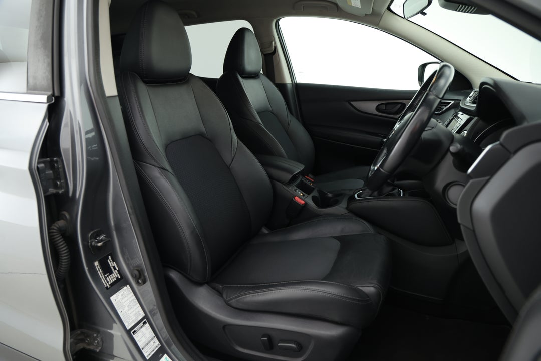 2018 Nissan Qashqai St-l, Automatic, 92838 km, Right Side Front Door Cabin View