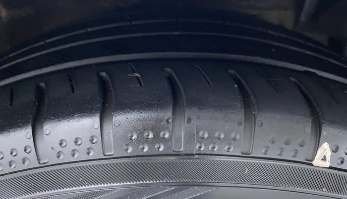2015 Maruti Ciaz ZDI, Diesel, Manual, 45,115 km, Right Front Tyre Tread