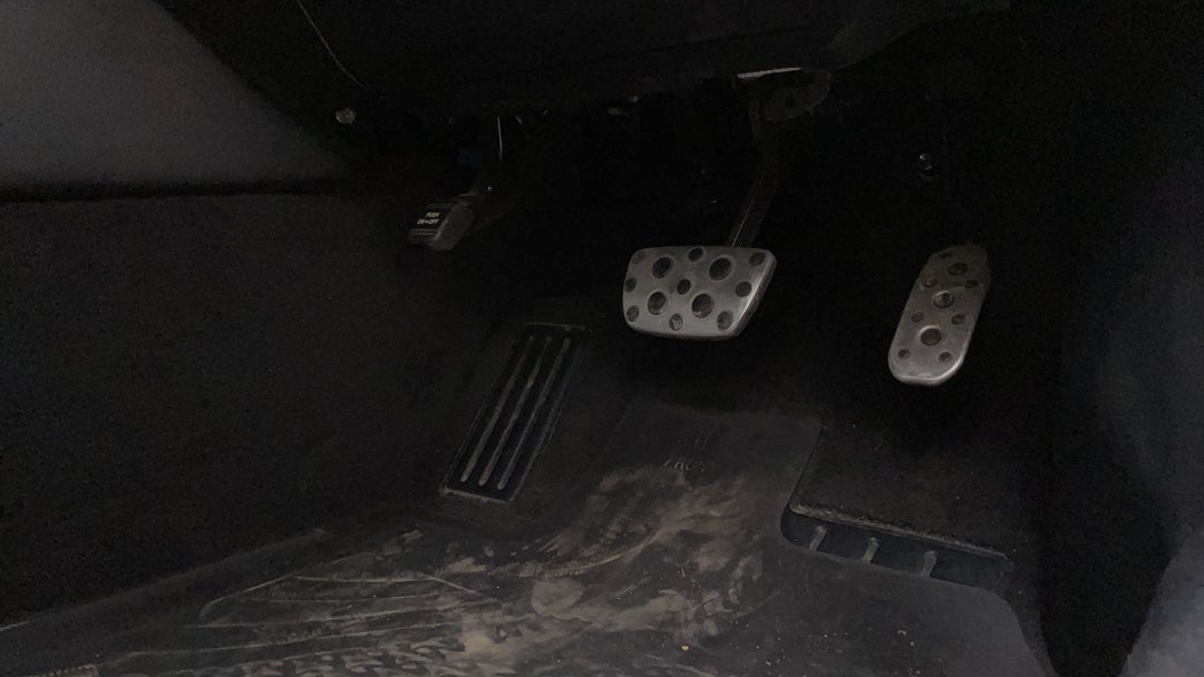 2017 Toyota Aurion Sportivo, Automatic, 157189 km, Pedals and Footmat