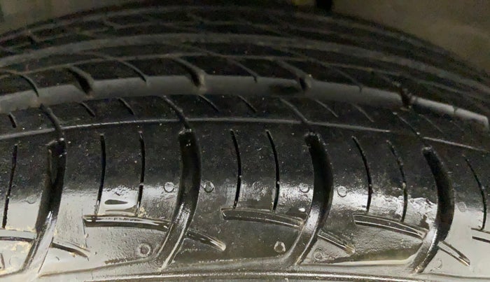 2016 Maruti Ertiga VXI ABS, Petrol, Manual, 38,683 km, Left Front Tyre Tread