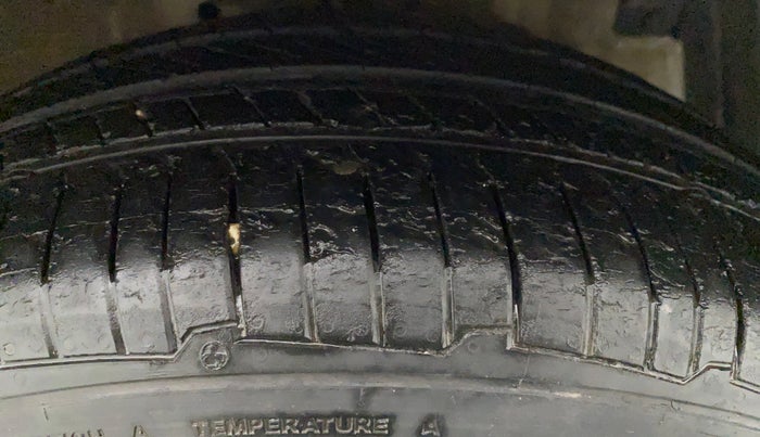 2014 Maruti Ertiga ZXI, Petrol, Manual, 62,134 km, Right Front Tyre Tread
