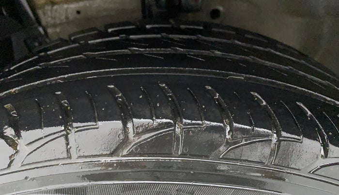 2013 Maruti Swift VXI, Petrol, Manual, 55,976 km, Left Front Tyre Tread