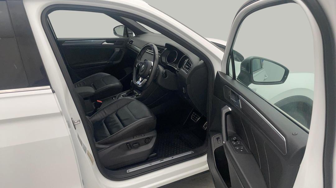 2020 Volkswagen Tiguan Allspace 162 Tsi Highline, Automatic, 114168 km, Right Side Front Door Cabin View