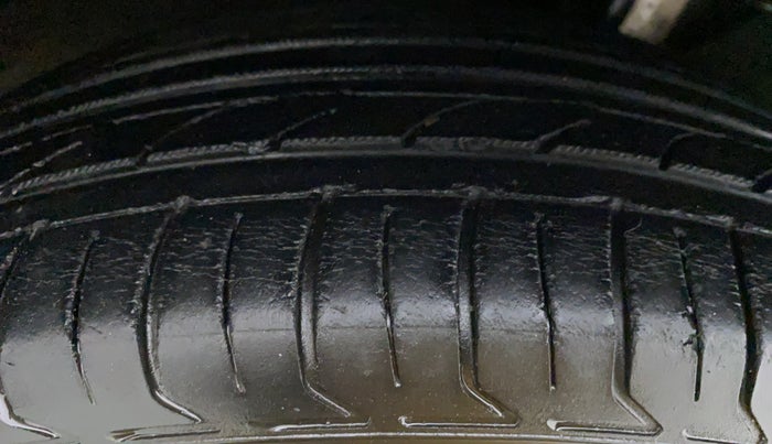 2013 Skoda Rapid 1.6 TDI MT AMBITION, Diesel, Manual, 40,457 km, Left Front Tyre Tread