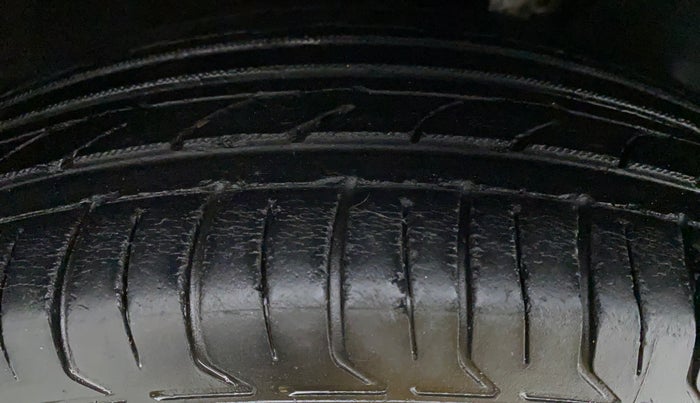2013 Skoda Rapid 1.6 TDI MT AMBITION, Diesel, Manual, 40,457 km, Right Rear Tyre Tread