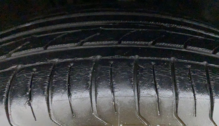 2013 Skoda Rapid 1.6 TDI MT AMBITION, Diesel, Manual, 40,457 km, Right Front Tyre Tread