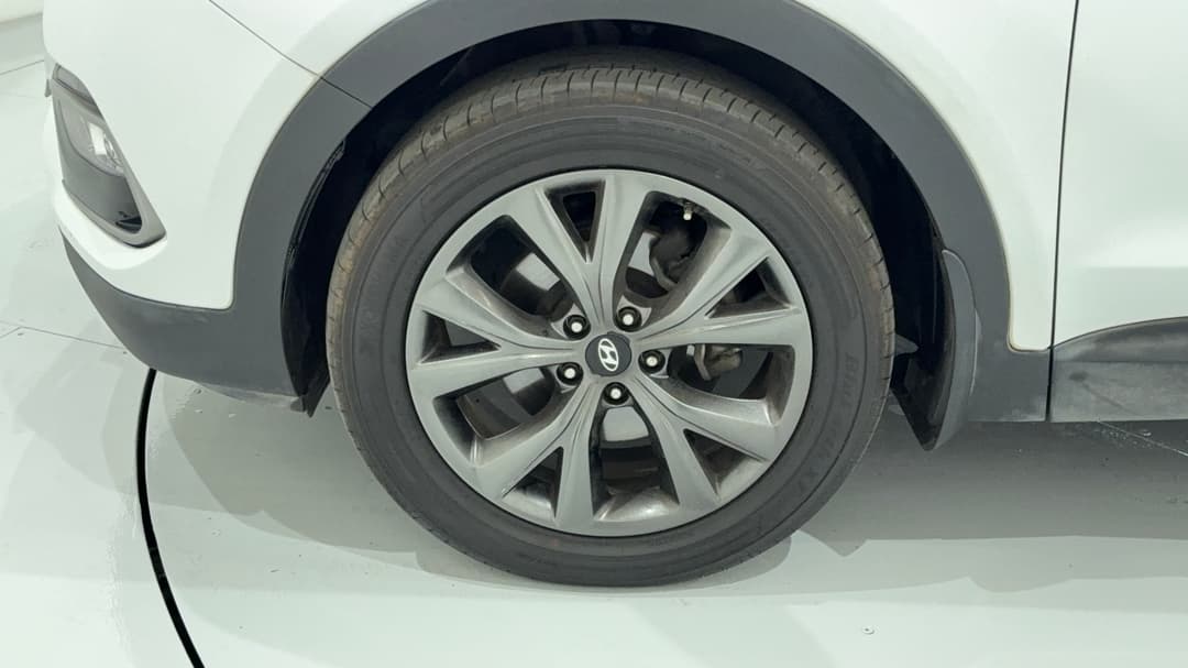 2018 Hyundai Santa Fe Active X, Automatic, 121836 km, Left Front Wheel