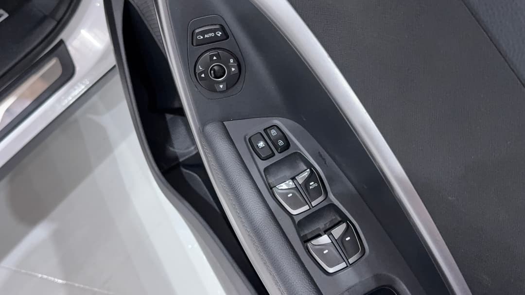 2018 Hyundai Santa Fe Active X, Automatic, 121836 km, Drivers Side Door Panel Controls
