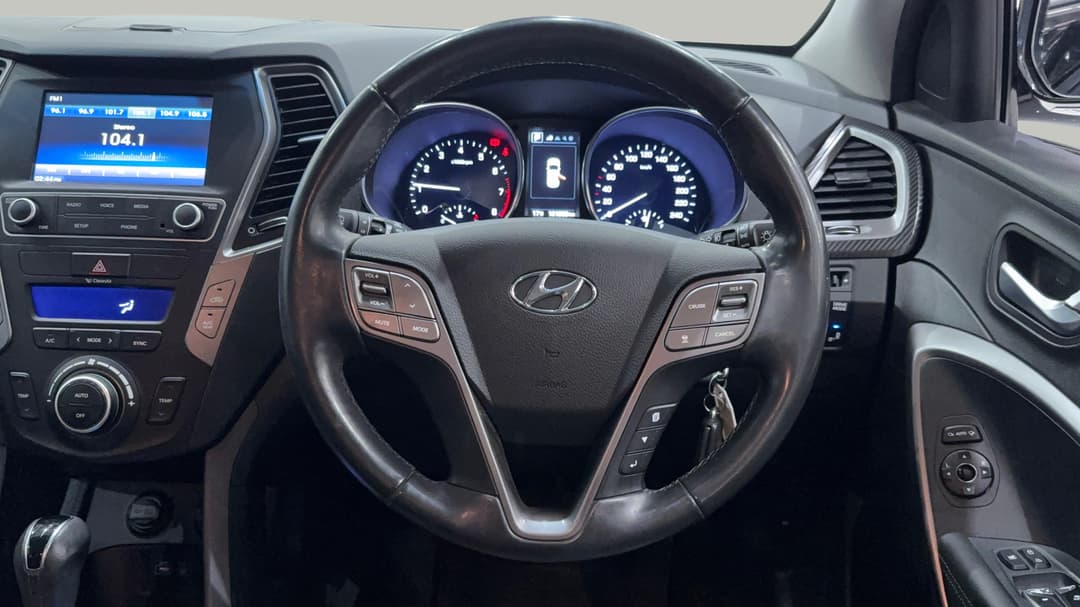 2018 Hyundai Santa Fe Active X, Automatic, 121836 km, Steering Wheel Close-up