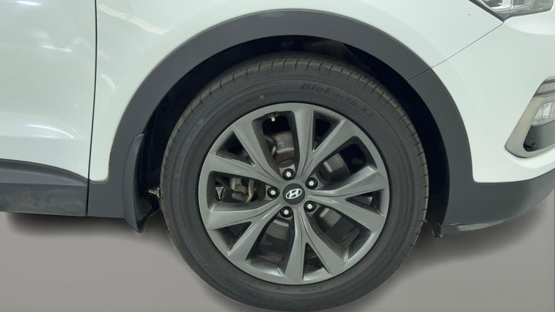 2018 Hyundai Santa Fe Active X, Automatic, 121836 km, Right Front Wheel