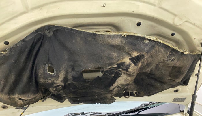 2014 Renault Duster 85 PS RXL DIESEL, Diesel, Manual, 97,491 km, Bonnet (hood) - Insulation cover has minor damage