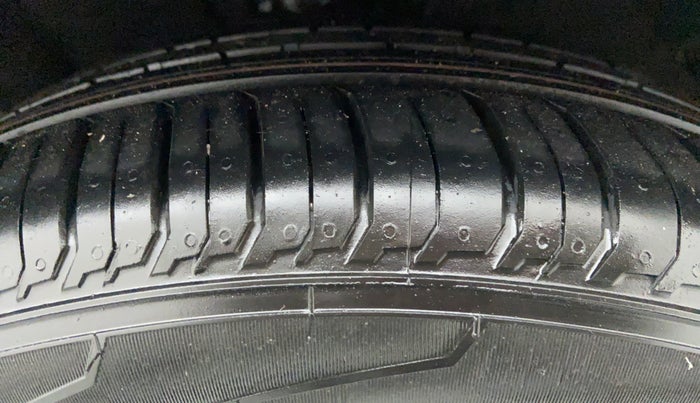 2013 Hyundai Verna FLUIDIC 1.6 SX CRDI, Diesel, Manual, 50,517 km, Right Front Tyre Tread