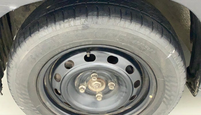 2017 Mahindra KUV 100 NXT K4+ 6S, Petrol, Manual, 43,392 km, Left front tyre - Minor crack