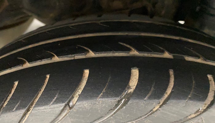 2014 Hyundai Eon MAGNA +, Petrol, Manual, 29,687 km, Left Rear Tyre Tread