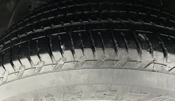 2019 Mahindra XUV500 W9, Diesel, Manual, 5 km, Left Front Tyre Tread