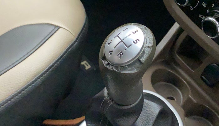 2017 Renault Duster RXL PETROL, Petrol, Manual, 40,296 km, Gear lever - Knob has minor damage