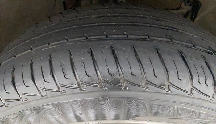 2017 Renault Duster RXL PETROL, Petrol, Manual, 40,296 km, Right Front Tyre Tread