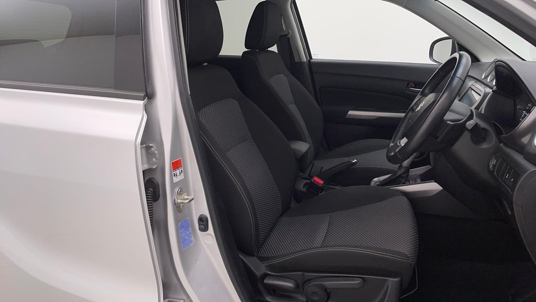 2022 Suzuki Vitara 1.6l, Automatic, 56868 km, Right Side Front Door Cabin View